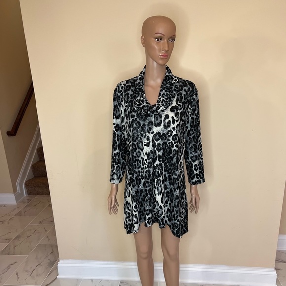 𝅺Rod & Ali tunic top - Picture 2 of 9